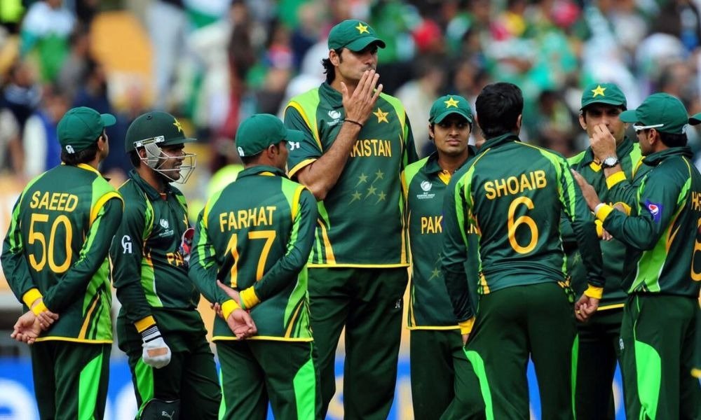 Mohammad Irfan, the tallest cricketer in the world, with Pakistan teammates during a match.